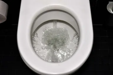 Не уходит вода в унитазе - причины и что делать при засоре?